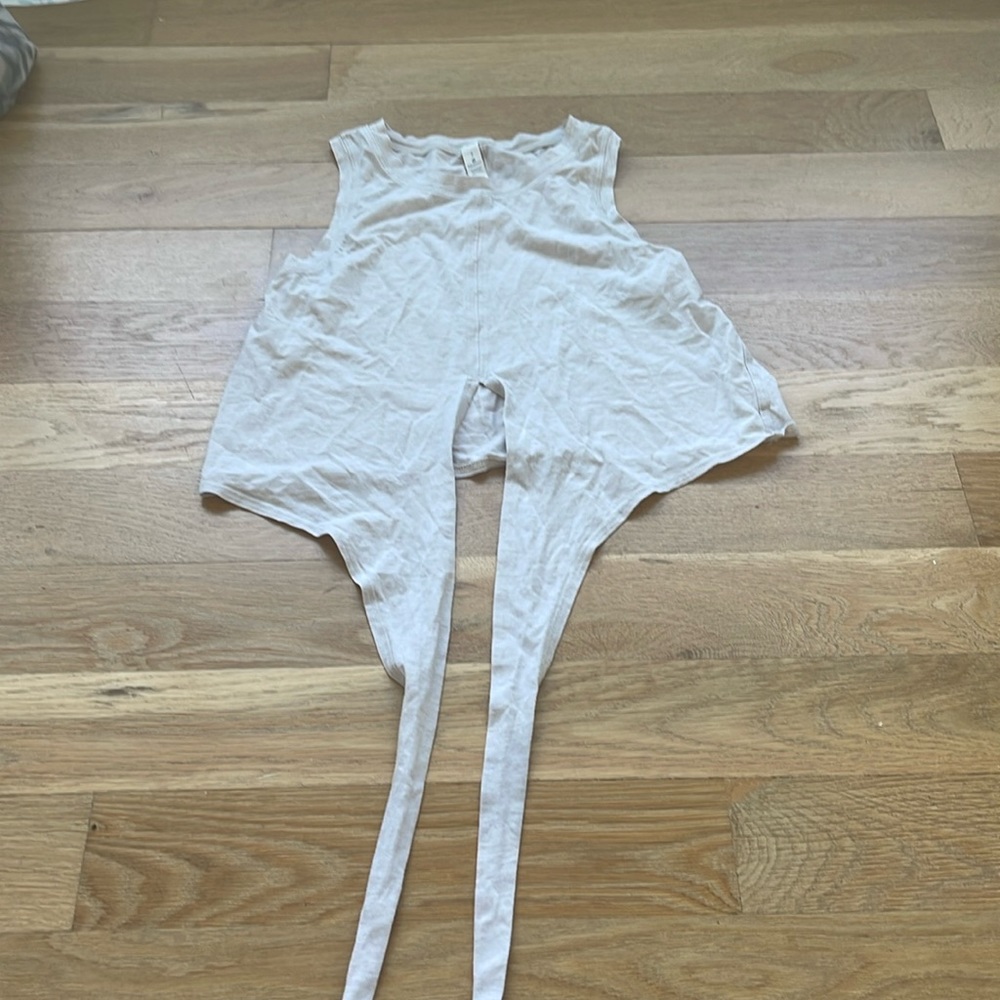Lululemon crop top with cute tie bow in the front!!